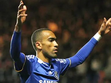 Chelsea&#039;s Portuguese defender Jose Bosingwa celebrates the first goal during their Premier League football match against Arsenal on November 30, 2008 at Stamford Bridge, in London. AFP PHOTO/ GLYN KIRK