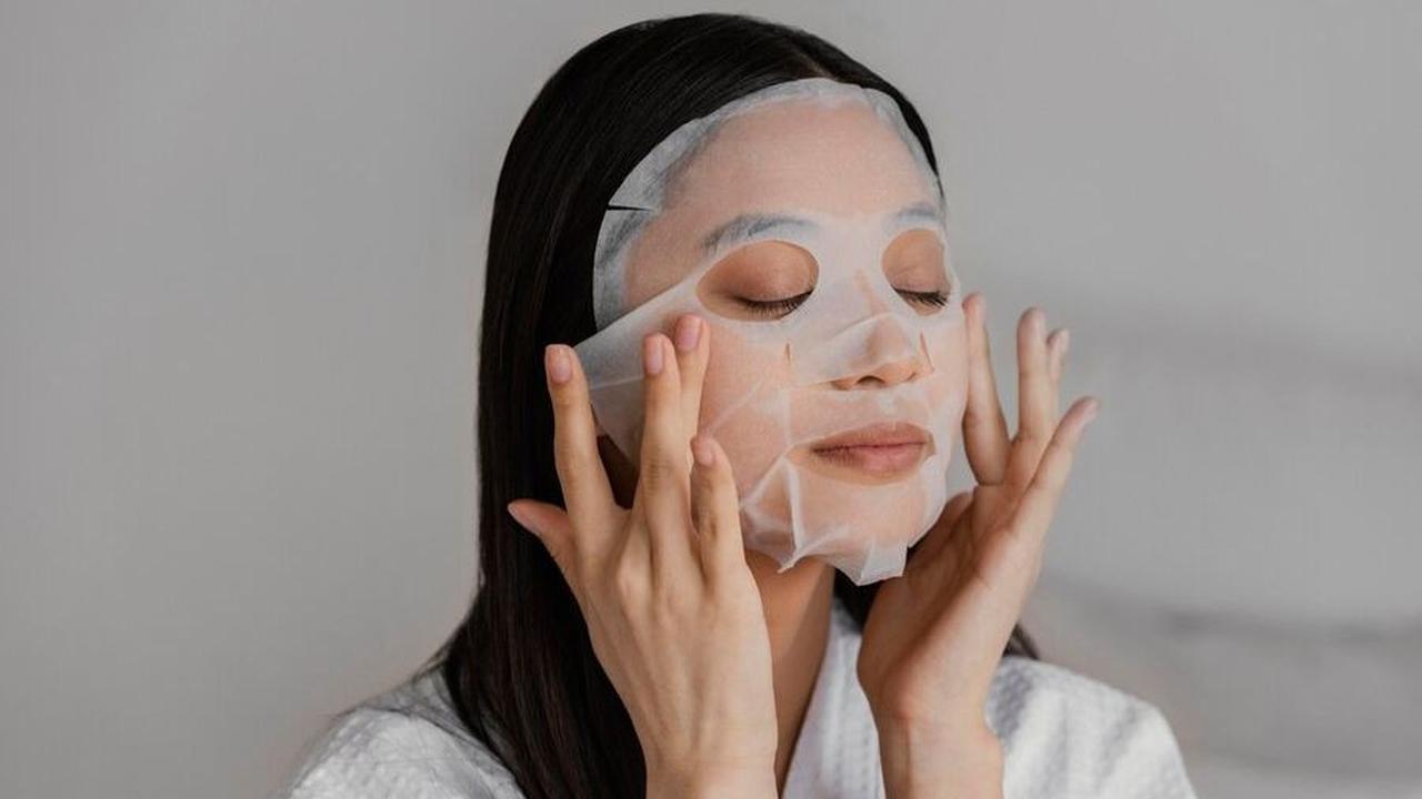 Sleeping mask digunakan sebagai langkah terakhir dalam rutinitas perawatan skincare, menggantikan krim malam.
