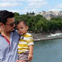 Christian Sugiono dan si buah hati berlibur di Paris. (Photo : Instagram)