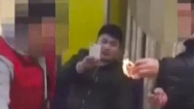Demi Buktikan Siapa Paling Kaya, Pria-Pria Ini Bakar Uang