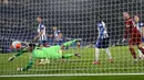 Kiper Brighton & Hove Albion Mathew Ryan gagal mengamankan gawangnya dari gol yang dicetak striker Liverpool, Mohamed Salah pada lanjutan pertandingan Liga Inggris di Stadion Falmer, Kamis (9/7/2020) dini hari WIB. Liverpool berhasil kalahkan Brighton dengan skor 3-1. (AP Photo/Catherine Ivill,Pool)