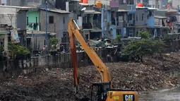 Suasana saat alat berat mengeruk endapan material lumpur dari Kanal Banjir Barat di Kawasan Roxy, Jakarta, Sabtu (21/4). Selain mencegah pendangkalan, pengerukan juga dilakukan untuk mengantisipasi banjir. (Merdeka.com/Imam Buhori)
