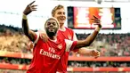 Gelandang Alex Song (kiri) bersorak kegirangan seusai melesakkan gol tunggal kemenangan Arsenal atas West Ham di Emirates Stadium, 30 Oktober 2010. AFP PHOTO/GLYN KIRK