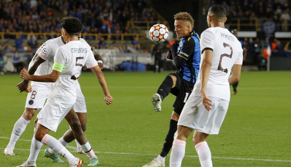 Tuan rumah juga berpeluang unggul pada menit ke-74 melalui Noa Lang. Usai menerima umpan cungkil Charles De Ketelaere, sepakan saltonya masih melenceng tipis di kiri gawang Keylor Navas. (Foto: AP/Olivier Matthys)