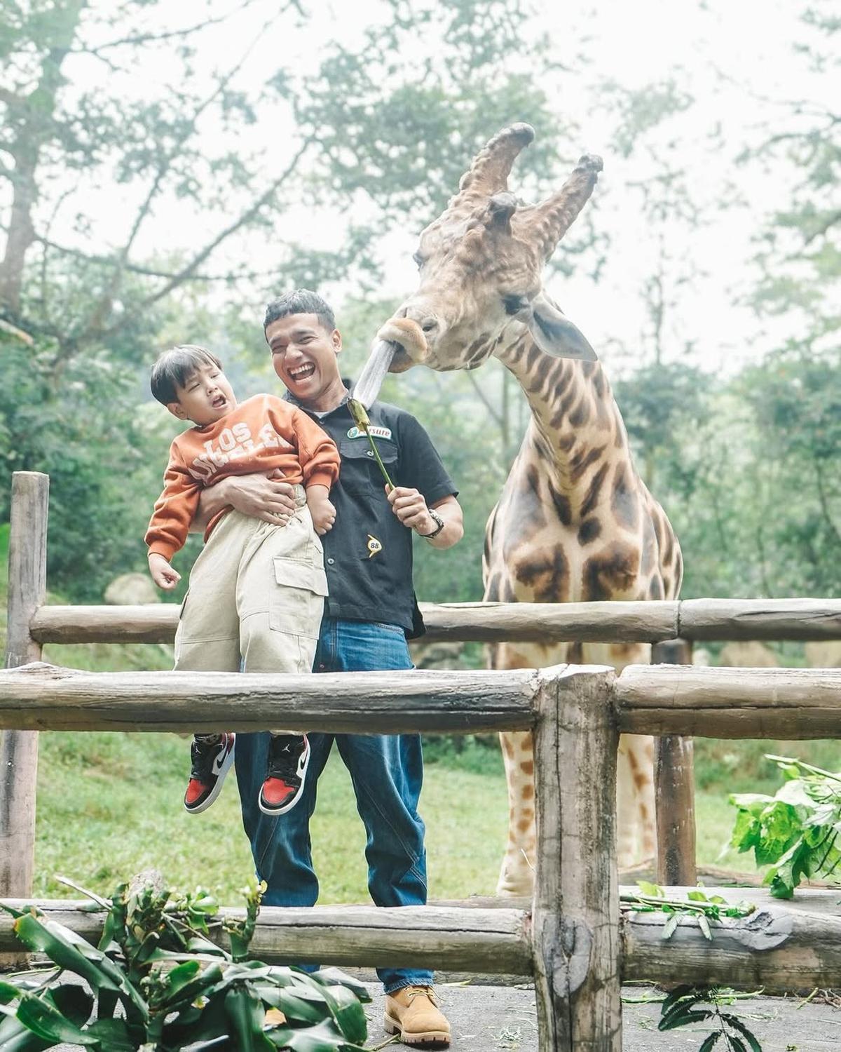 7 Potret Gala Sky Dibuat Menangis saat Foto Bareng Jerapah, Ekspresinya Bikin Gemas - Padahal Sebelumya Happy