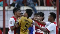 Pemain Mitra Kukar, Hendra Ridwan terlibat perkelahian dengan sejumlah pemain PSM Makassar di duel leg kedua perempat final Piala Presiden 2015 pada Sabtu (26/9/2015)