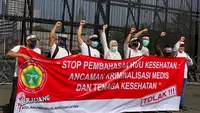 Ikatan Dokter Indonesia dan Organisasi Profesi pada Selasa Pagi 11 Juli 2023 Kembali Menggelar Demo di Depan Gedung DPR RI Jelang Disahkannya RUU Kesehatan Hari Ini (Ade Nasihudin Al Ansori/Liputan6.com)