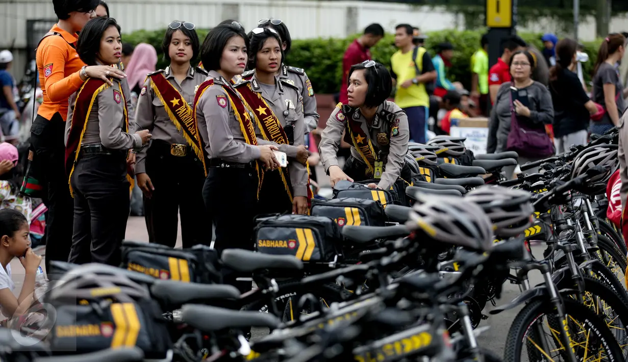 Para polisi wanita (Polwan) dari kesatuan Samapta Bhayangkara (Sabhara) Polda Metro Jaya di kawasan Bundaran HI, Jakarta, Minggu (26/3). Polwan bersepeda ini memantau kelancaran car free day. (Liputan6.com/Faizal Fanani)