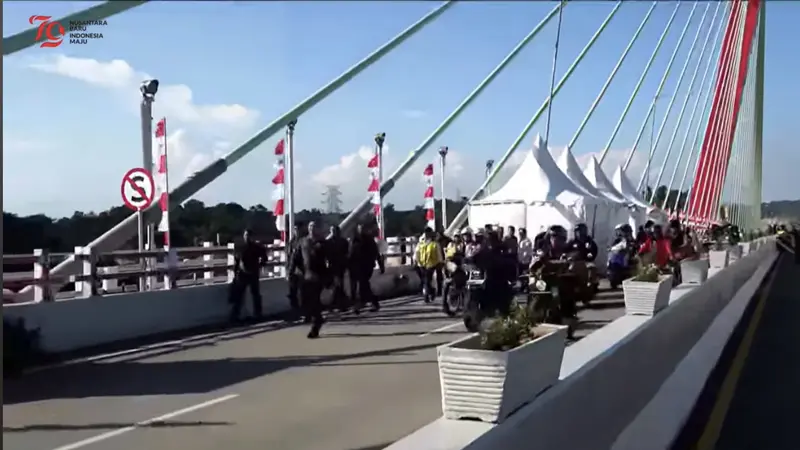 Presiden Joko Widodo (Jokowi) meresmikan jembatan Pulau Balang di Penajam Paser, Kalimantan Timur (Kaltim) yang menghubungkan Balikpapan dengan Ibu Kota Nusantara (IKN) dengan naik motor.