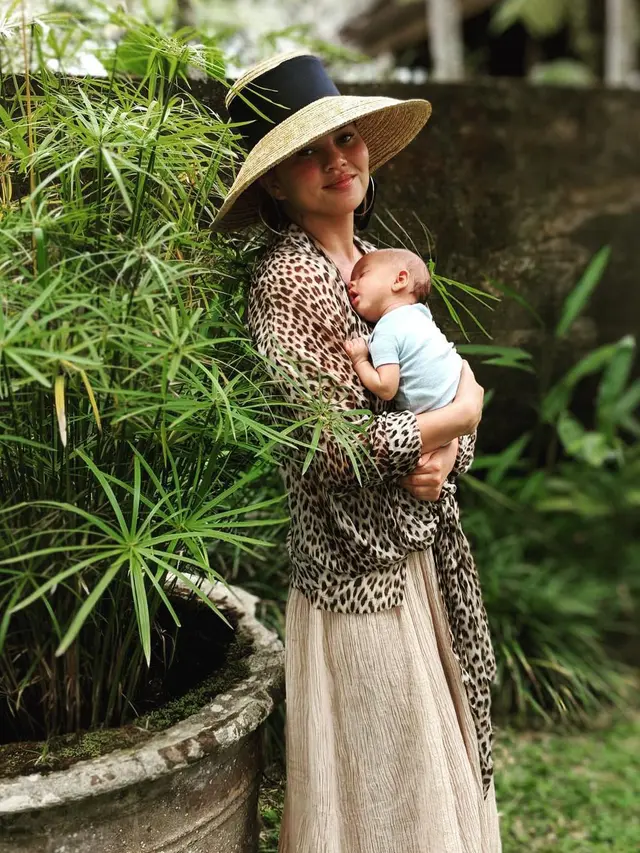 [Bintang] Chrissy Teigen.