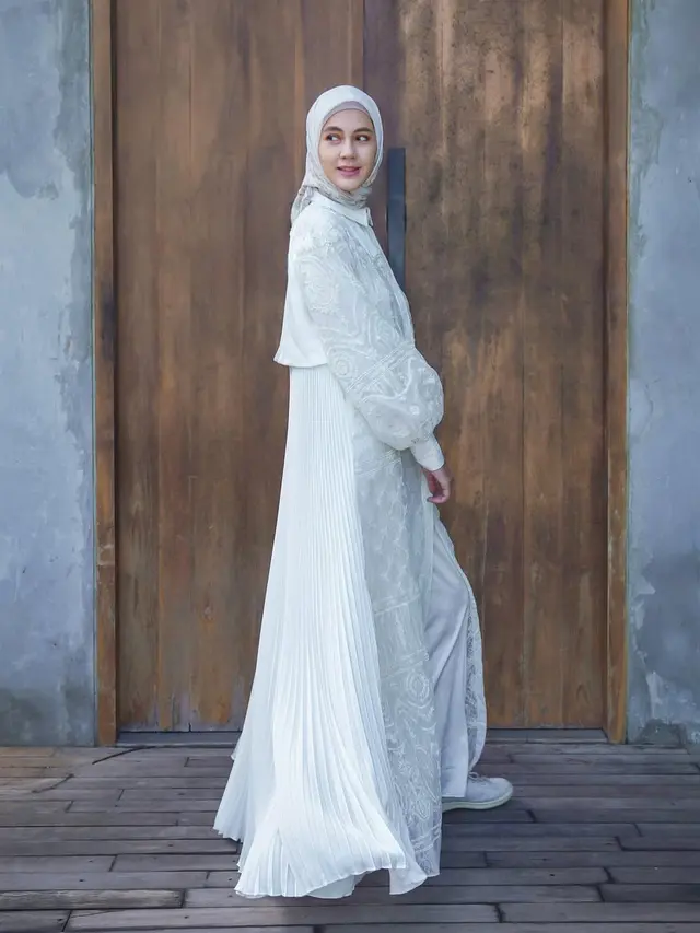 8 Model Gamis Kekinian Paula Verhoeven, Referensi Gaya Anggun Wanita dengan Tinggi di Atas 170 cm