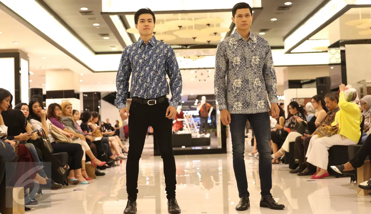 Model memperagakan busana batik pada soft launching New Playground-The Legacy, Lippo Mall Kemang, Jakarta, Rabu (12/10). The Legacy menghadirkan produk lokal desainer Indonesia, pengrajin, serta pengusaha berskala UKM. (Liputan6.com/Immanuel Antonius)