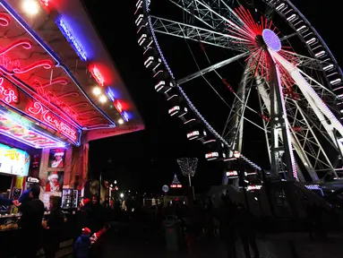 Sebuah bianglala meramaikan pasar malam Natal khas Eropa atau Christmas Market di pusat kota Brussels, Belgia, Senin (14/12/2015). Acara bertema "Keajaiban Musim Dingin" ini berlangsung dari 27 November 2015 - 3 Januari 2016. (Arie Asona)