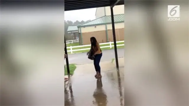 Siswa sekolah menengah atas di Pensacola melakukan hal  yang tidak terduga. Ia melepaskan rambut palsunya sebelum berjalan menembus hujan deras.