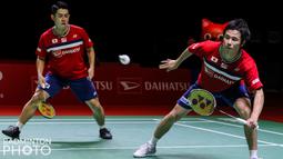 Setelah jeda, Hoki/Kobayashi masih memegang kendali permainan. Mereka bahkan berhasil menambah tiga angka secara langsung menjadi 14-5. Akhirnya wakil Jepang tersebut mampu memenangkan gim pertama dengan skor 21-11. (Badminton Photo/Raphael Sachetat)