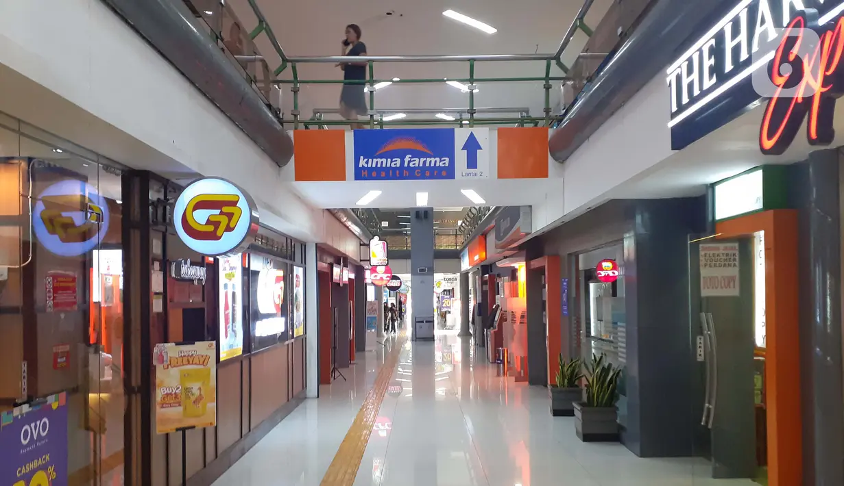Suasana pertokoan dekat ruang tunggu keberangkatan Stasiun Gambir, Jakarta, Jumat (27/3/2020). PT Kereta Api Indonesia (Persero) membatalkan sejumlah jadwal perjalanan menyusul meluasnya penyebaran virus corona, pembatalan itu dilakukan mulai 26 Maret 2020. (Liputan6.com/Helmi Fithriansyah)