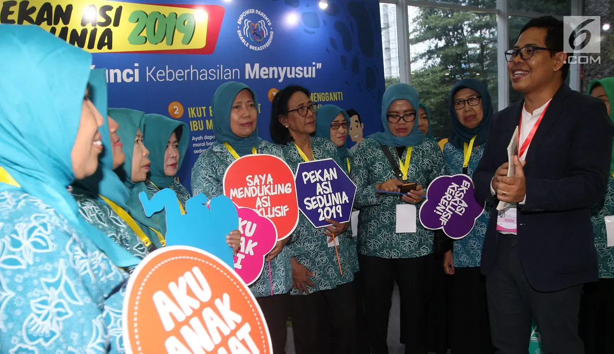 Peneliti Global Alliance for Improved Nutrition Dr. dr. Pande Putu Januraga (kemeja hitam) berbincang dengan kader PKK seluruh Indonesia disela acara workshop sehari dalam rangka Pekan ASI Sedunia 2019 di Kementerian Kesehatan, Jakarta, Rabu (7/8/2019). (Liputan6.com/Angga Yuniar)