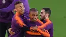 Pemain Manchester City, Danilo, Fernandinho dan Bernardo Silva bercanda saat mengikuti sesi pelatihan tim di City Football Academy di Manchester, Inggris (6/11). Saat ini City berada di posisi pertama dengan poin enam. (AFP Photo/Oli Scarff)