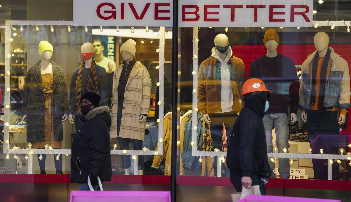 Pejalan kaki melewati toko di Times Square di New York, Amerika Serikat (AS), pada 18 November 2020. Angka kematian akibat COVID-19 di AS melampaui 250.000 kasus pada Rabu (18/11), menurut lembaga Center for Systems Science and Engineering (CSSE) di Universitas Johns Hopkins. (Xinhua/Wang Ying)