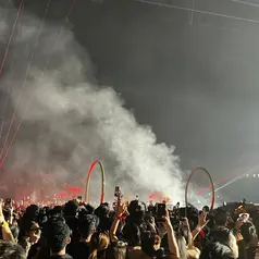 Kemunculan patung raksasa, dancer bertopeng, hingga permainan laser menjadi bagian dari pembuka konser yang mencuri perhatian. (Foto/Dok: FIMELA.COM)