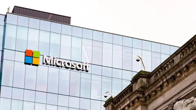 Papan Nama Microsoft di Sebuah Gedung