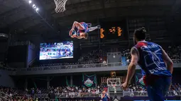 Penampilan tim atraksi slam dunk akrobatik, Crazy Dunker saat IBL All Star 2024 di Britama Arena, Kelapa Gading, Jakarta, Sabtu (27/04/2024). (Bola.com/Bagaskara Lazuardi)