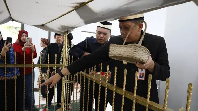 Pj Bupati Tangerang Andi Ony saat berziarah di Taman Makam Pahlawan (TMP) Raden Aria Wangsakara, Jalan Lengkong Kiai, Lengkong Kulon, Kecamatan Pagedangan, Kabupaten Tangerang