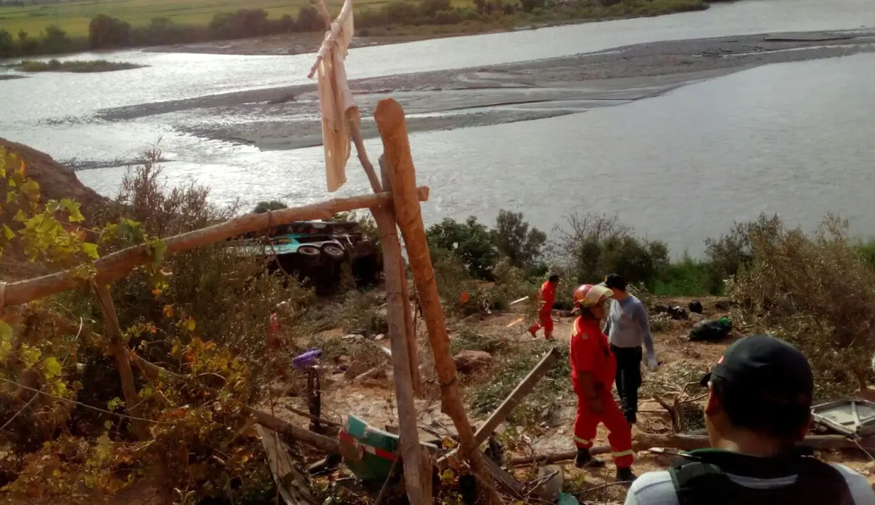 Tim penyelamat dikerahkan mengevakusi korban jatuhnya sebuah bus ke dasar jurang di provinsi Arequipa, Peru selatan, Rabu (21/2). Insiden ini merupakan kecelakaan bus kedua yang menelan banyak korban tahun ini. (HO/Arequipa Fire Department/ANDINA/AFP)