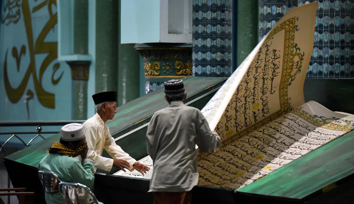 Umat Islam juga dapat meningkatkan amal ibadah dengan tadarus Al-Quran. (Noly Falah/AFP)