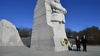 Presiden AS Donald Trump (kanan) dan Wakil Presiden AS Mike Pence (kiri) saat mengunjungi makam Martin Luther King Jr (AFP/Mandel Ngan)