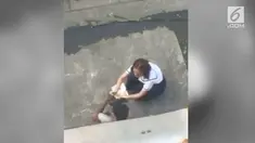 Aksi seorang pelajar beri makan dan suapi anak jalanan buat warganet terharu.