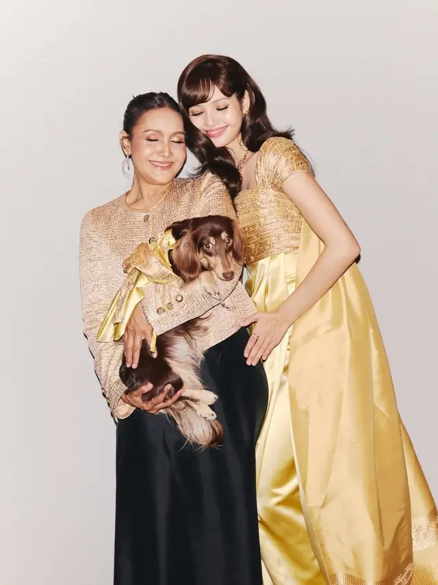 Gaya Kompak Lisa BLACKPINK Bersama Ibu dan Anjing Kesayangan dalam Balutan Gaun Emas