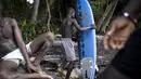 Klub selancar Robertsport dengan bantuan sebuah LSM, Provide The Slide, telah berhasil menyediakan papan selancar bagi para pemuda dan dalam beberapa kasus membantu menyekolahkan anak-anak. (JOHN WESSELS / AFP)