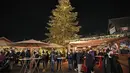 Orang-orang mengunjungi pembukaan pasar Natal besar di pusat perbelanjaan Westfield Centro di Oberhausen, Jerman, Jumat (12/11/2021).  Beberapa pasar Natal hanya mengizinkan pengunjung yang divaksinasi dan pulih atau diuji karena pandemi coronavirus. (AP Photo/Martin Meissner)