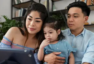 Menghadapi perilaku anak seperti memukul, berteriak, atau menolak arahan sering kali membuat orangtua berada di posisi serba salah. Di satu sisi ingin bersikap tegas, di sisi lain tidak ingin merusak kedekatan emosional dengan anak. (foto/dok: freepik)