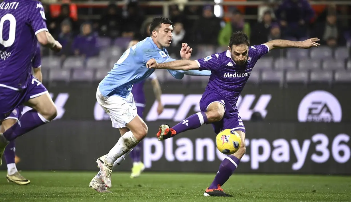 Pemain Fiorentina, Giacomo Bonaventura, melepaskan tendangan saat melawan Lazio pada laga Liga Italia di Stadion Artemio Franchi, Selasa (27/2/2024). (Massimo Paolone/LaPresse via AP)