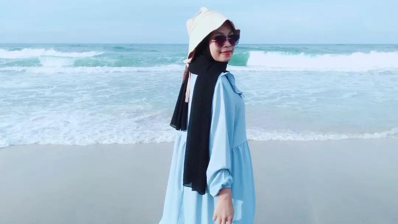 6 Inspirasi OOTD Hijab Pantai Simpel yang Nyaman dan Stylish, Cocok untuk Foto - Main Air