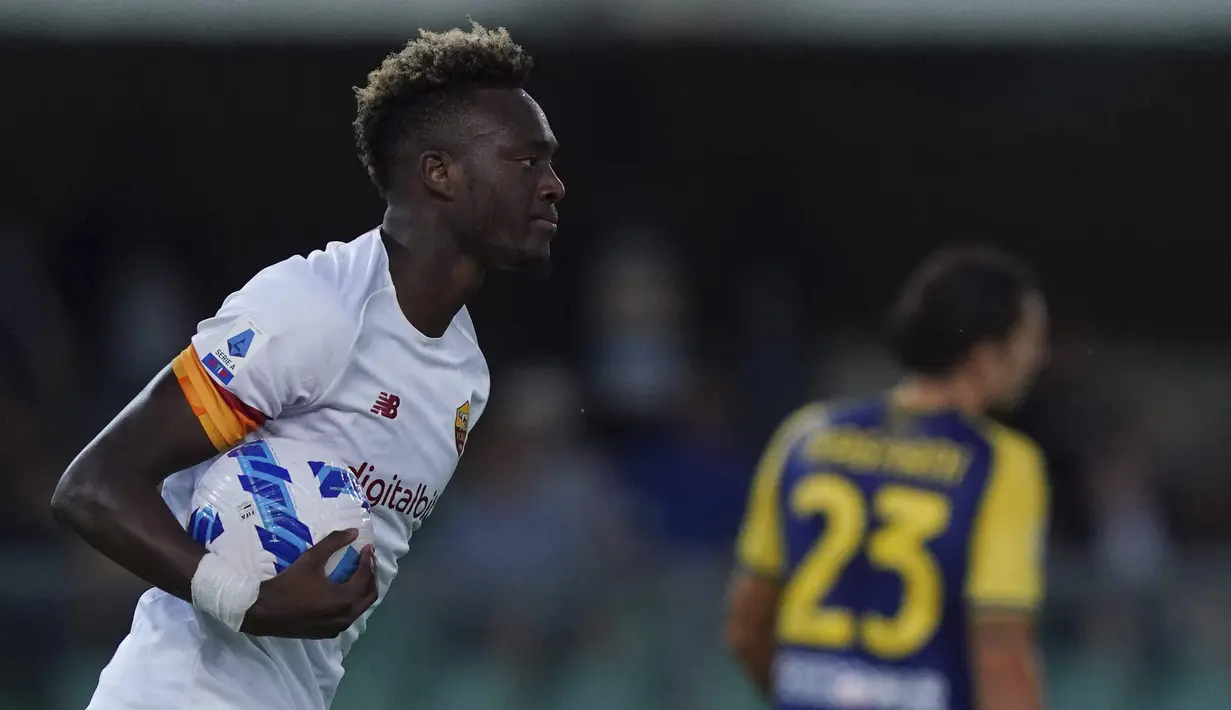 Kedudukan berlangsung imbang kembali pada menit ke-58. AS Roma mendapatkan gol bunuh diri dari Ivan Ilic setelah melakukan kesalahan dalam menghalau bola, yang berakibat masuk ke gawangnya sendiri. (LaPresse via AP/Spada)
