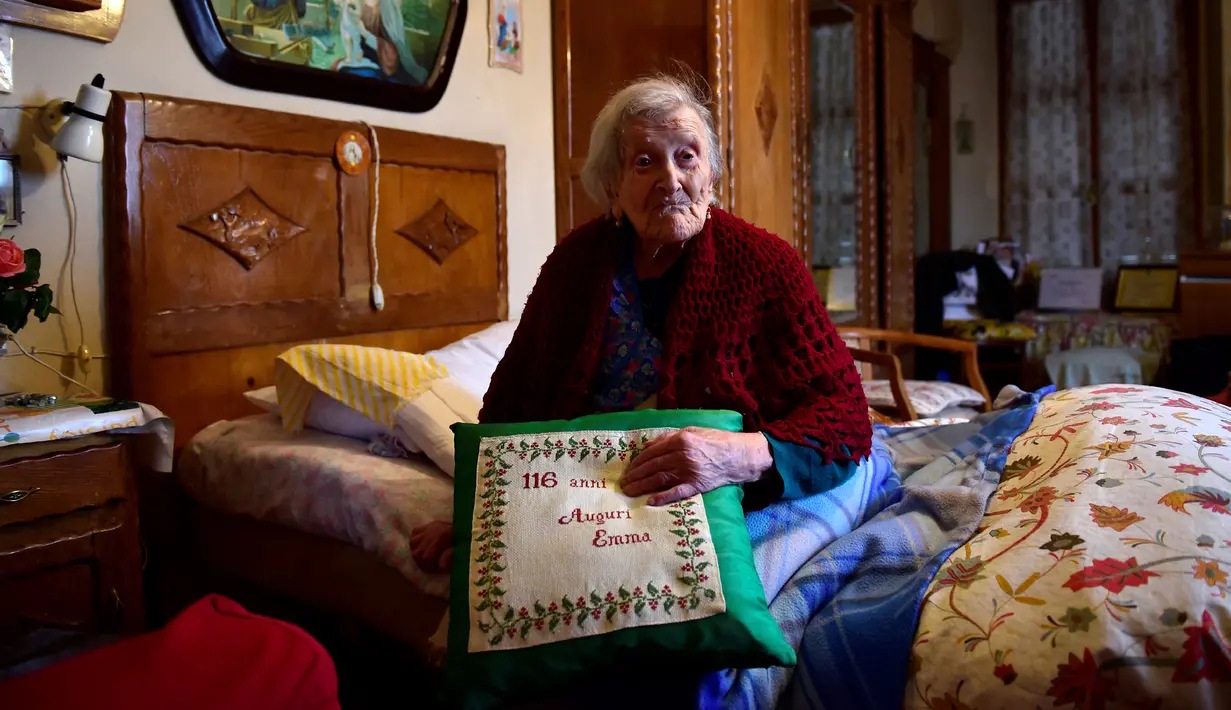 Emma Morano (116) ditemui saat berada di ruang kamarnya di Verbania, Italia Utara, 14 Mei 2016. Emma Morano menjadi orang tertua di dunia menggantikan Mushatt Jones yang wafat di New York tepat berusia 116 tahun pada 12 Mei kemarin. (Olivier MORIN/AFP)