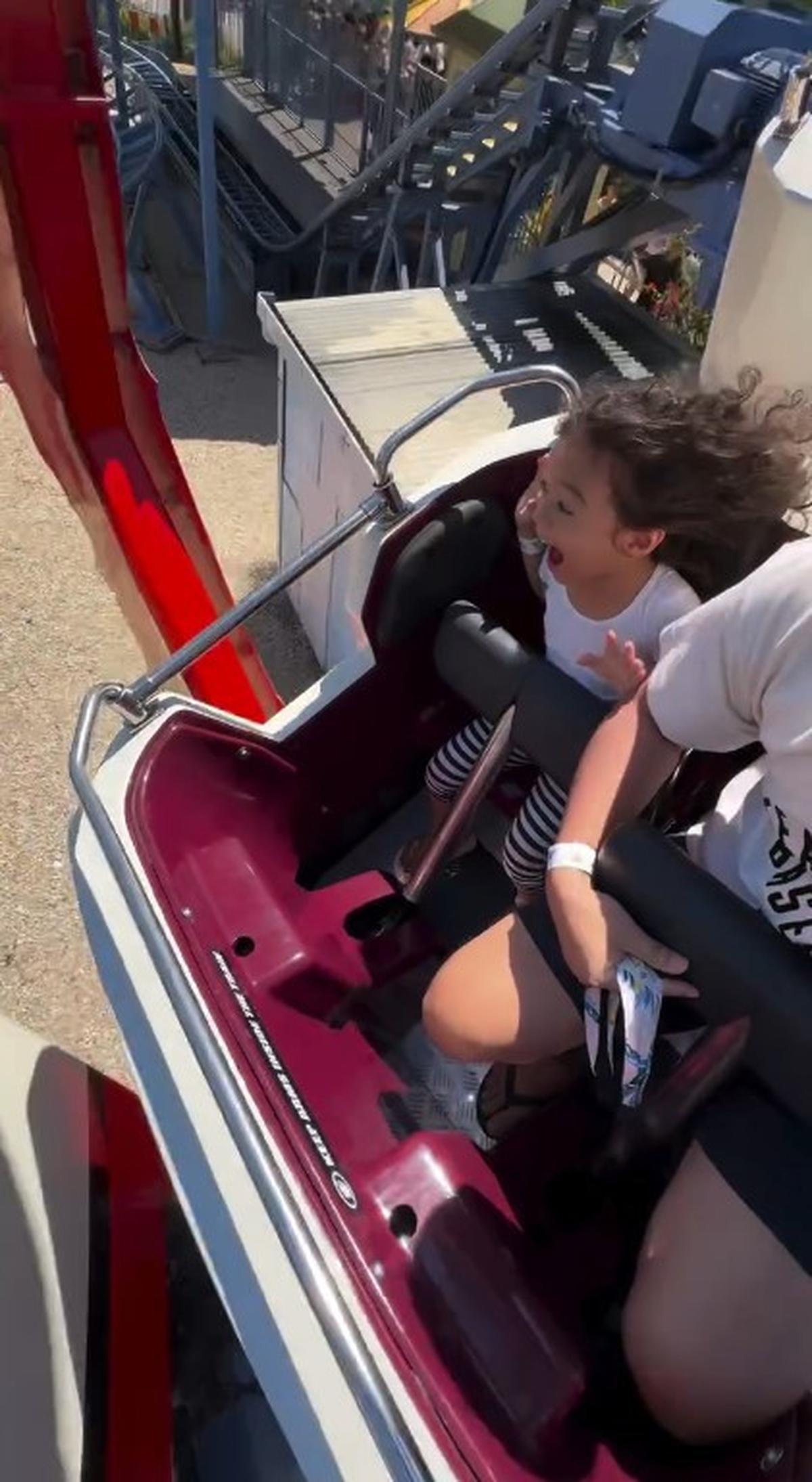 7 Potret Cara Rose Anak Rianti Cartwright Naik Roller Coaster Pertama Kali, Berani Sambil Angkat Tangan