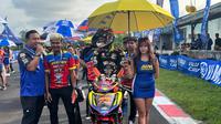 Akbar Abud jelang balapan kelas YCR-1 pada seri terakhir Yamaha Cup Race (YCR) 2025 di Sirkuit Bukit Peusar, Tasikmalaya hari Minggu (30/11/2025). (Hendry Wibowo/Bola.com)