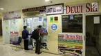 Calon penumpang membeli tiket bus antar provinsi di Terminal Pulo Gebang, Jakarta, Kamis (8/6). Penjual mengeluhkan sepinya pembelian tiket bus di Pulo Gebang karena masih banyaknya terminal bayangan yang beroperasi. (Liputan6.com/Faizal Fanani)