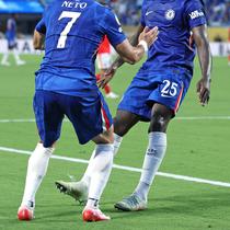 Pedro Neto dan Moises Caicedo melakukan selebrasi usai Chelsea memastikan lolos ke perempat final Piala Dunia Antarklub 2025. The Blues mengalahkan Benfica. (Buda Mendes / GETTY IMAGES NORTH AMERICA / Getty Images via AFP)