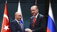 Presiden Turki Recep Tayyip Erdogan dan Presiden Rusia Vladimir Putin (Pool photo via AP)