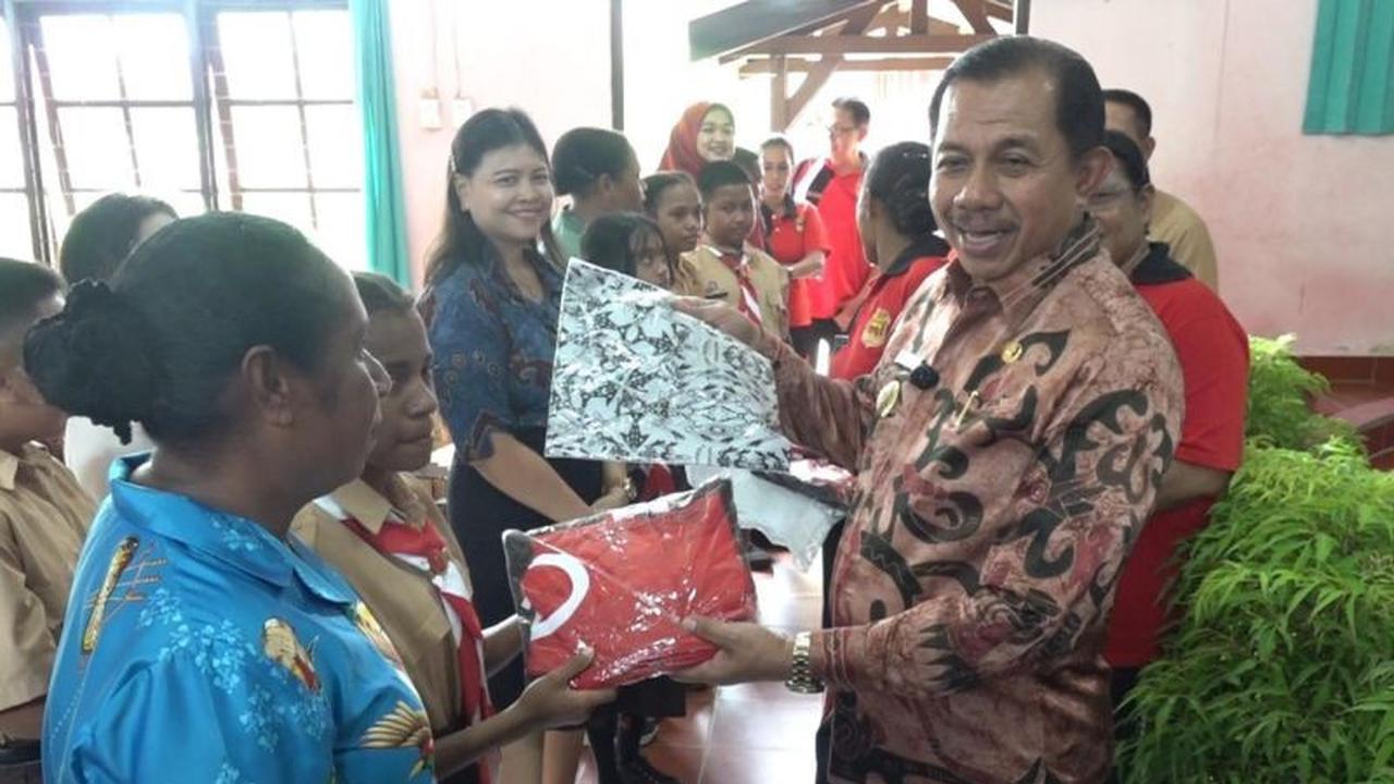 Ratusan Siswa SMK dan SMA di Jayapura Terima Bantuan Seragam Sekolah, Ringankan Beban Orang Tua