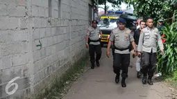 Sejumlah petugas kepolisian menyisir kontrakan tempat tinggal terduga teroris di Setu, Tangerang Selatan, Banten, Rabu (21/12). Tim Densus Anti Teror 88 berhasil melumpuhkan empat orang terduga teroris.(Liputan6.com/Helmi Affandi)