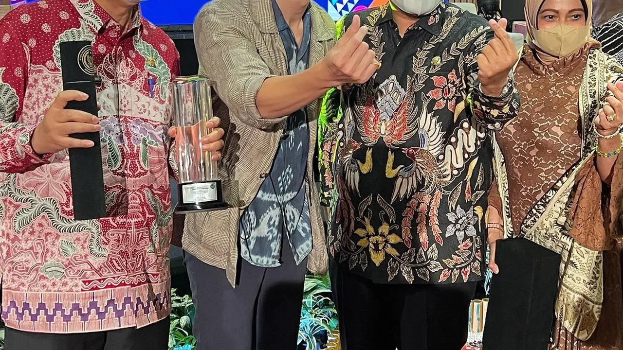 Dimas Beck menjadi pembicara pada kegiatan Workshop Pengembangan Kabupaten/Kota (KaTa) Kreatif Indonesia (https://www.instagram.com/p/CW5pF6EpvFG/)