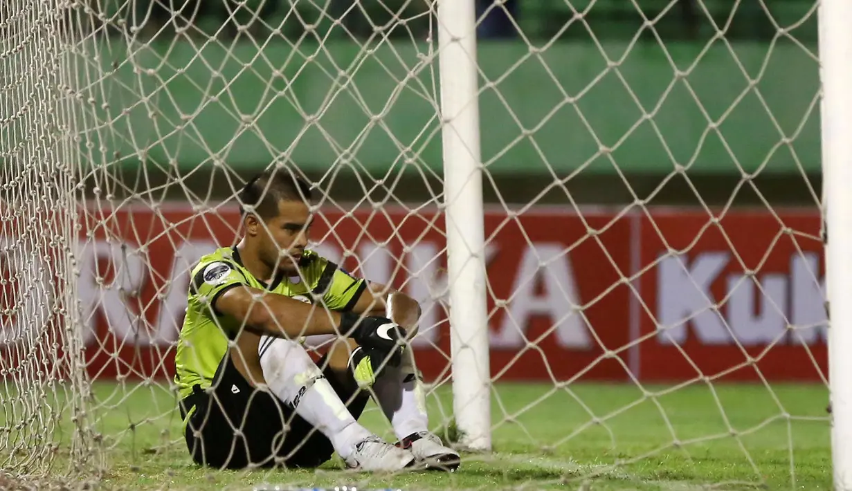 Kiper Persija Jakarta, Andritany duduk didalam gawang usai kebobolan tiga gol pada laga grup D piala Jenderal Sudirman di Stadion Manahan, Solo, Sabtu (12/12/2015). (Bola.com/Nicklas Hanoatubun)