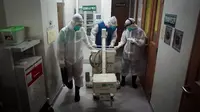 Sejumlah anggota tim medis sedang melakukan simulasi dengan membawa peralatan untuk melakukan pemeriksaan swab test kepada pasien yang tertular vrus corona.(Liputan6.com/Fajar Abrori)