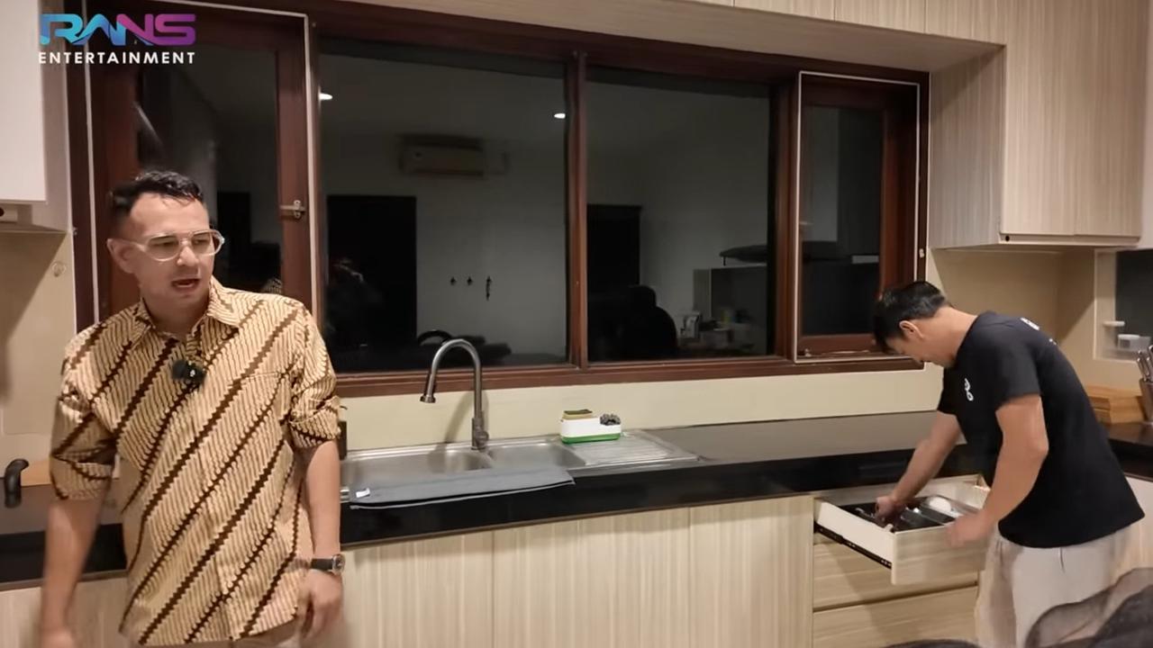 5 Potret Dapur Rumah Baru Ariel Noah Jarang Tersorot, Luas Banget tapi Perabotan Cuma Ada Kompor & Magicom